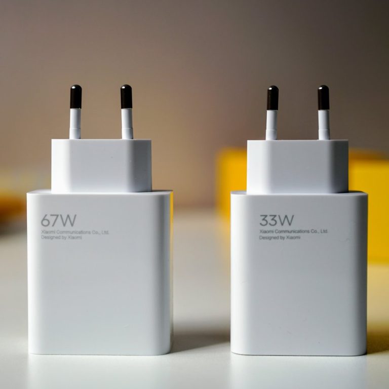 67W 及 33W 充电器体积相当