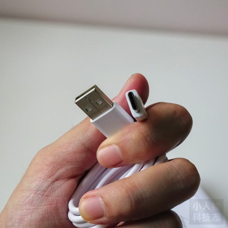 所以配来的自然是 USB A to USB C 线