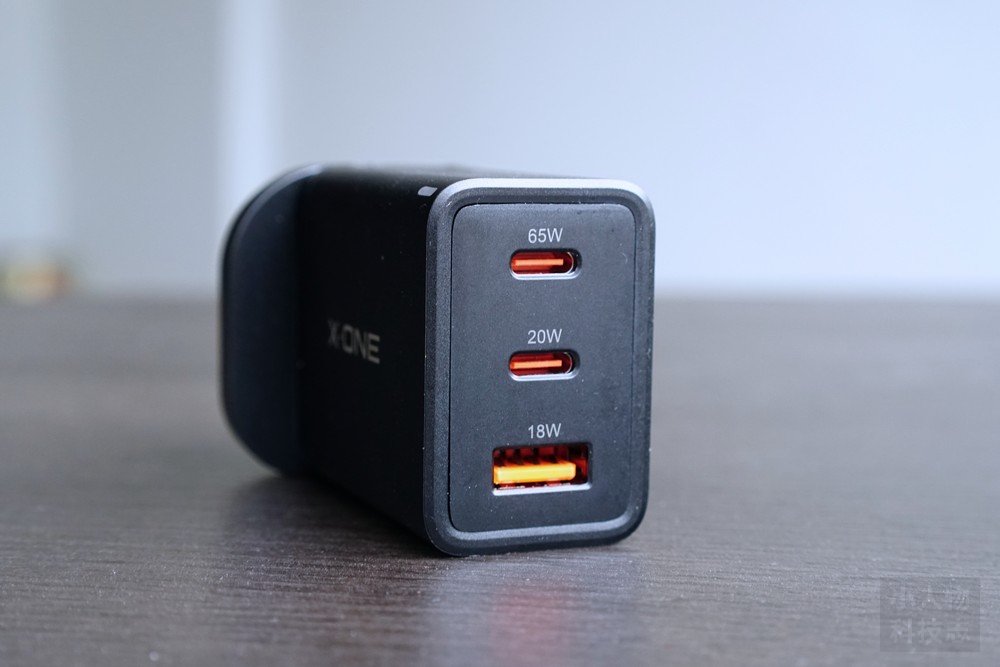 X One 65W GaN 充电器
