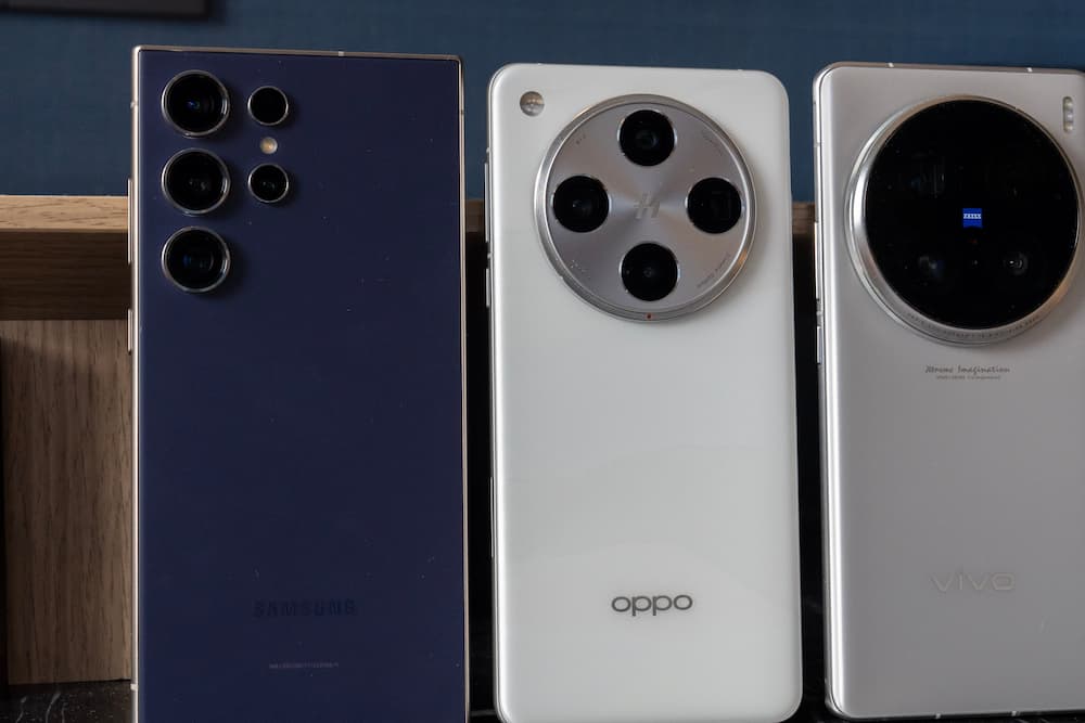 OPPO Find X8 Pro 对比尺寸相近的手机来说,音量键及电源键的位置是偏高的