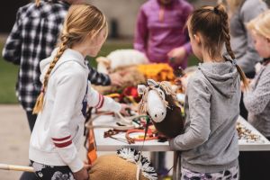 Keppihevosharrastajia tutkimassa myytäviä tuotteita Hevoset-messuilla