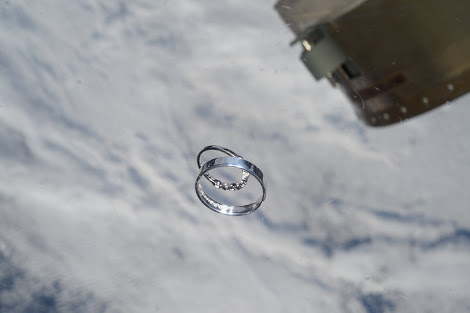 astronaut takes couple's wedding rings to space
