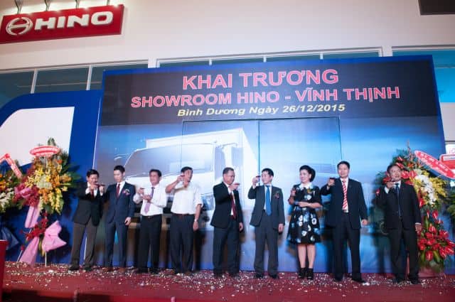 Ban lanh dao nang ly ruou chuc mung khai tiec