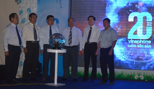 Cac lanh dao VNPT Binh Duong xung quanh qua cau led