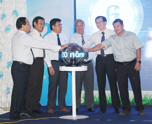 Cac lanh dao dat tay len qua cau led voi loi hua day quyet tam.