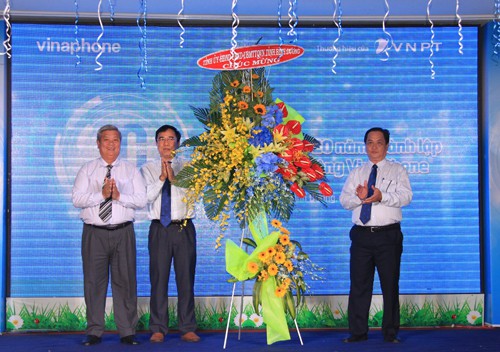 Cac lanh dao nhan hoa chuc mung trong le ky niem.