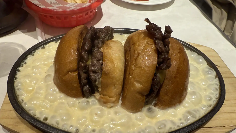チーズに浸したアメリカンバーガー