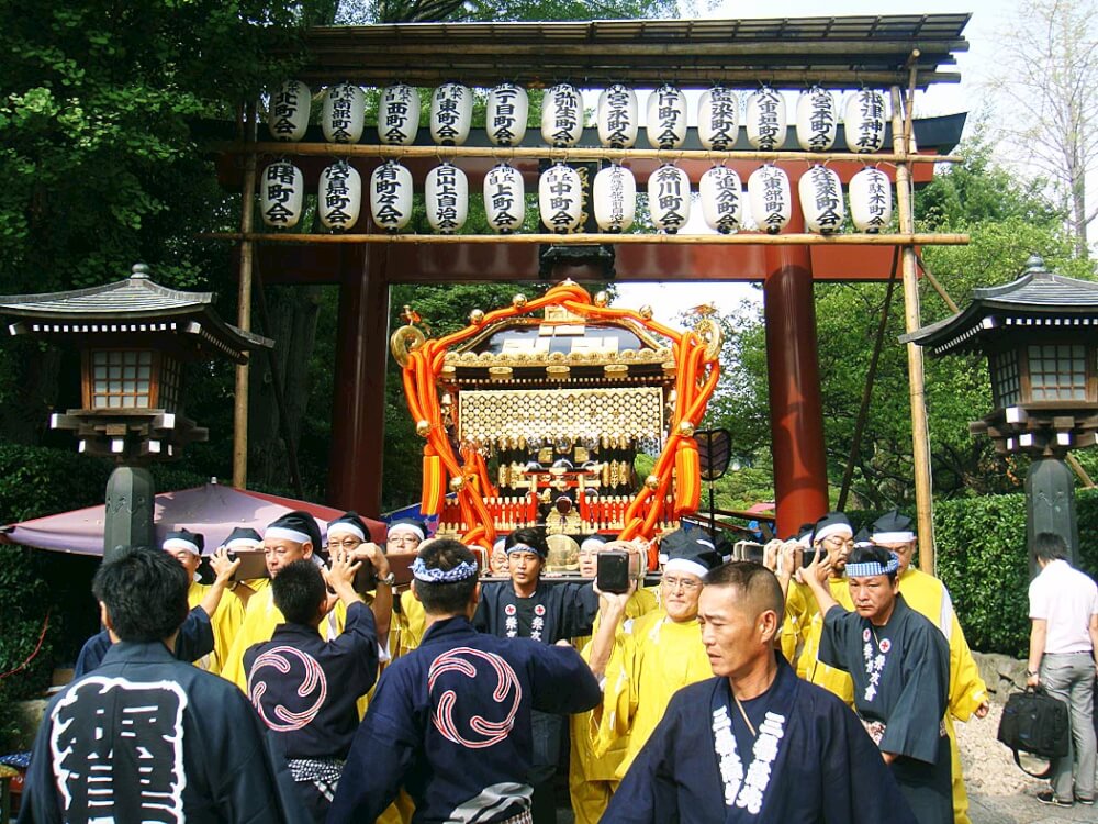 Nezu Shrine Grand Festival. Source: http://antonmin.exblog.jp/13252183