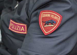 Riempie una valigia di liquori per rubarla: arrestato