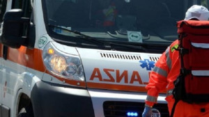 Si scontra con un'auto, motociclista muore nel Canavese