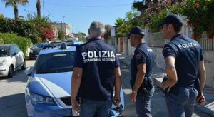 Osservato dalla Polizia, ingerisce ovuli di stupefacente