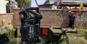 Un'auto senza conducente finisce in un canale