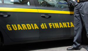 Tenta il suicidio alla stazione di Porta Susa: salvata dalla Guardia di Finanza