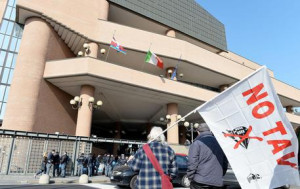 Manifestazioni 'No Tav': non basta la presenza agli scontri per provare colpevolezza