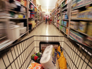 Entra in supermercato 24h e consuma dei cibi senza pagare