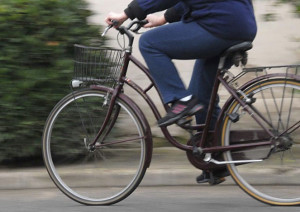 Mette a segno due rapine nel giro di trenta minuti a bordo di una bici