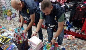 Prodotti per la scuola potenzialmente pericolosi sequestrati a San Salvario