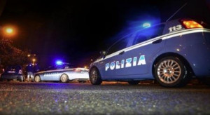 Affronta i poliziotti sfidandoli a kick boxing