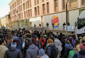 Flash mob contro il Burger King all'Università: tafferugli, tre denunciati