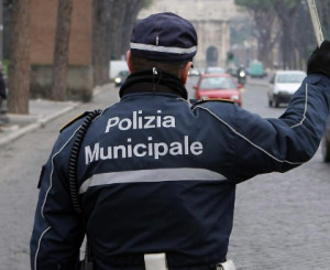 Autista di bus per gite scolastiche con patente contraffatta