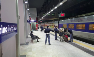 Torino, rubano un portafoglio a bordo treno: arrestati in due