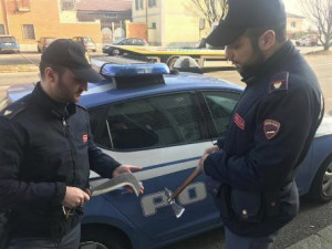 Torino: un’ascia ed una falce sotto il letto