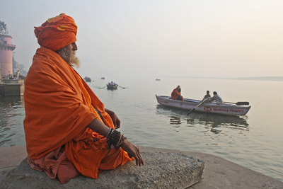 Apriestprayingontheghatofvaranasidreamstimel23318153