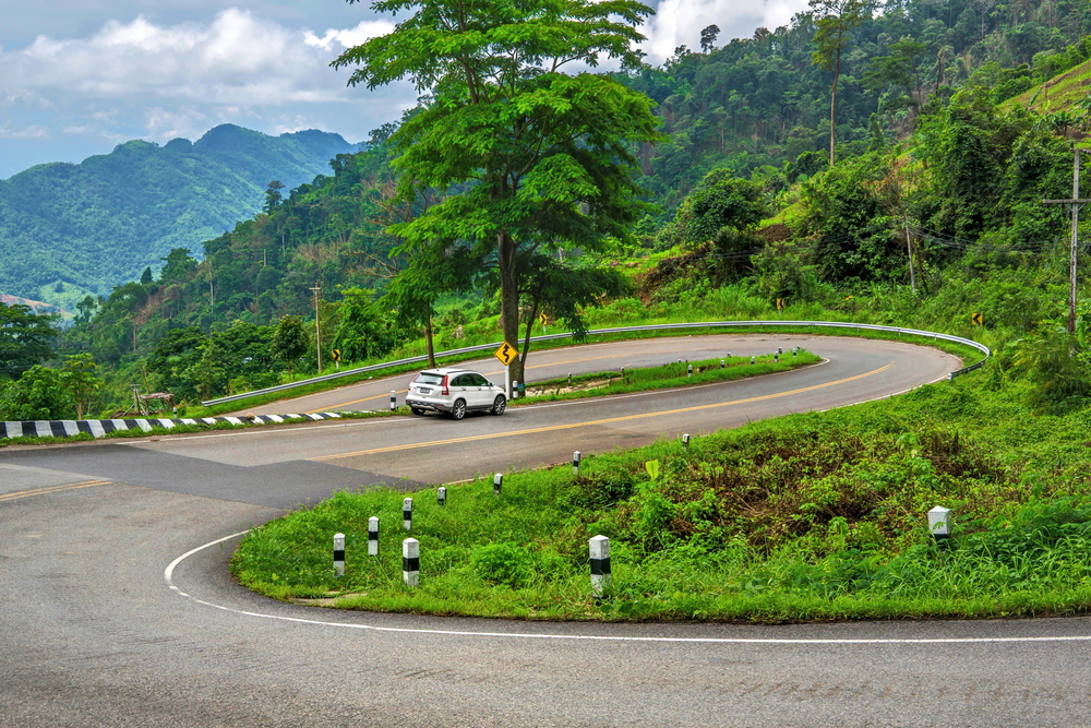 วิธีขับรถผ่านโค้งอันตราย ให้ปลอดภัย ใช้ได้ทุกเส้นทาง