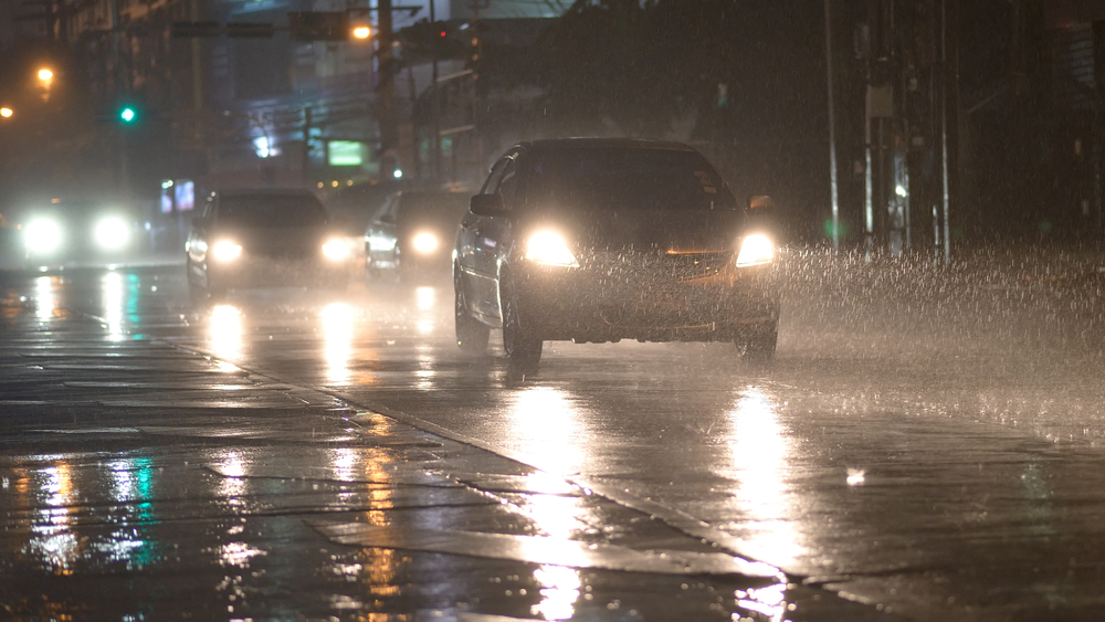 รวมเหตุการณ์ฝนตก ถนนลื่น รถไถลลงข้างทาง