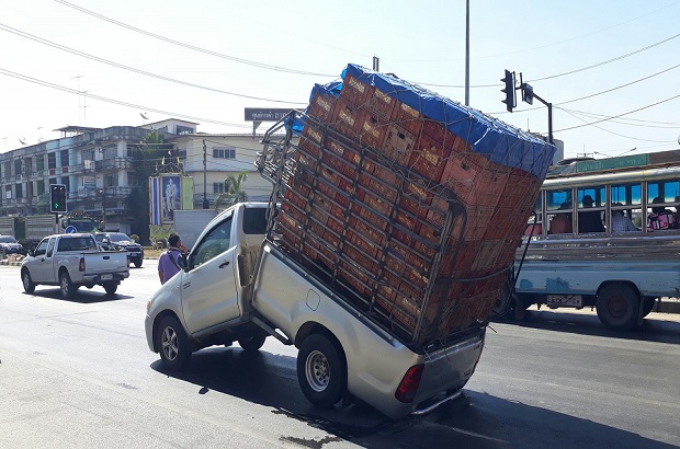 รวมภาพกระบะขนของหนักจนตัวโก่ง