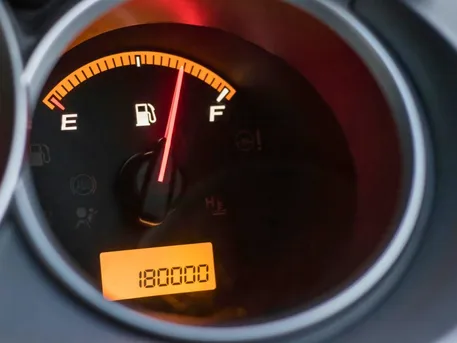 צריכת דלק ממוצעת ל-100 ק"מ – איך לחשב ולחסוך בהוצאות?