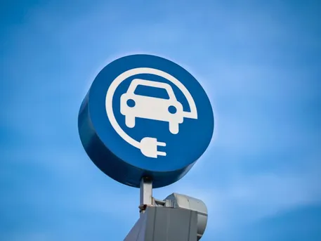 מס על רכבים חשמליים: שינויים במס קנייה, מס נסועה והטבות