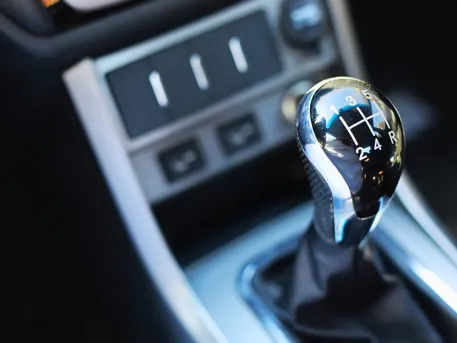 ידני או אוטומט – השוואה מקצועית בין סוגי תיבות ההילוכים