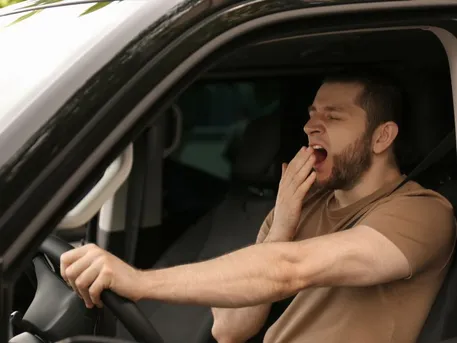עייפות בנהיגה: כל מה שצריך לדעת על זיהוי ומניעה