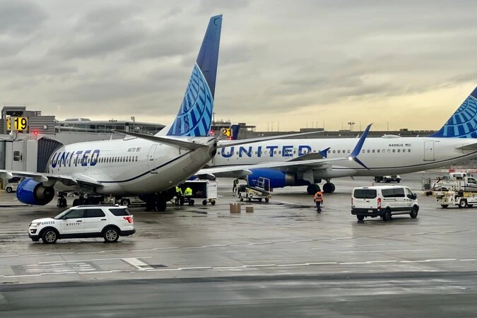 Picture of two United Airline planes at an airport