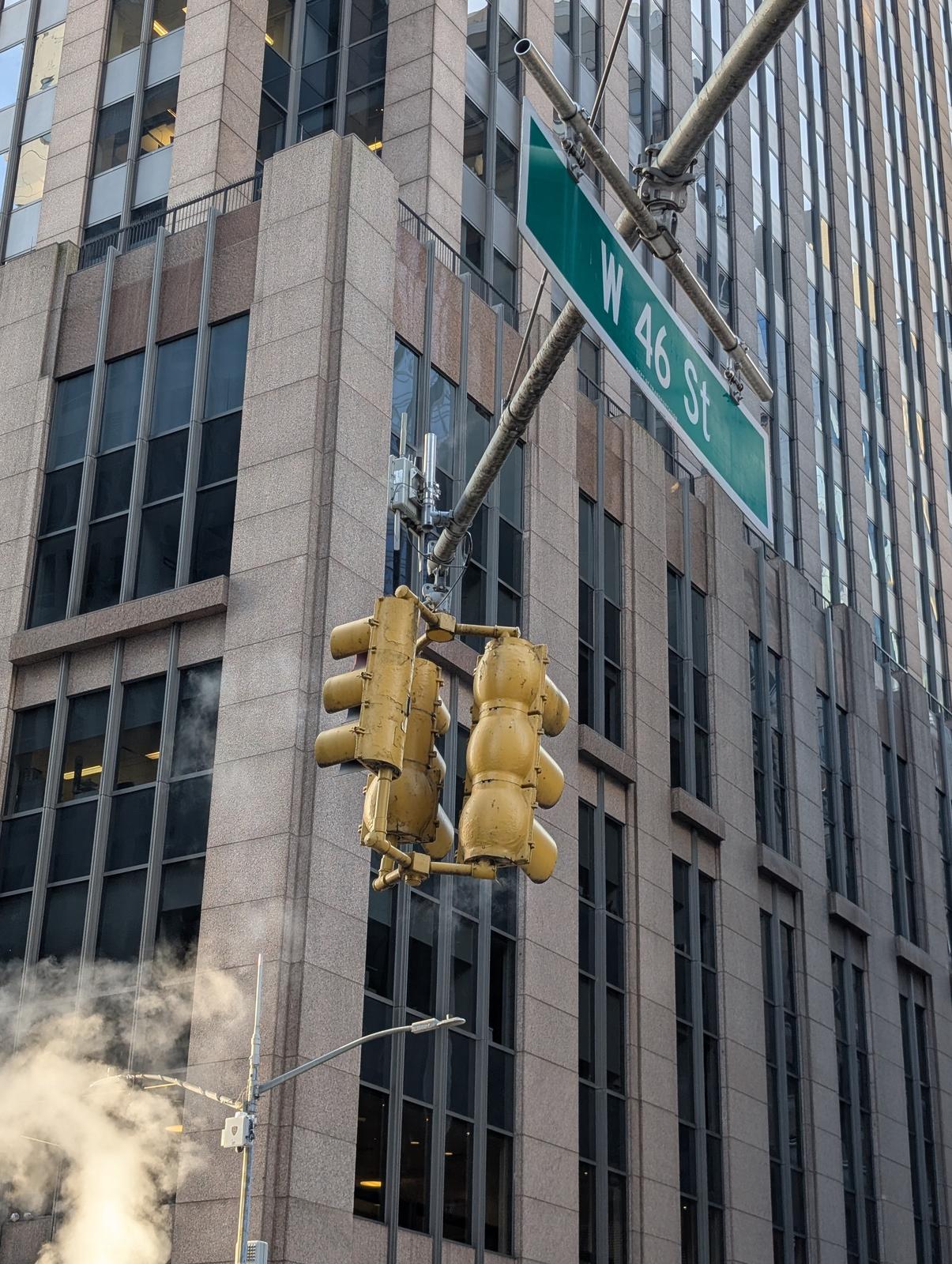 Manhattan, au croisement de W 46th Street et de la 6th Avenue