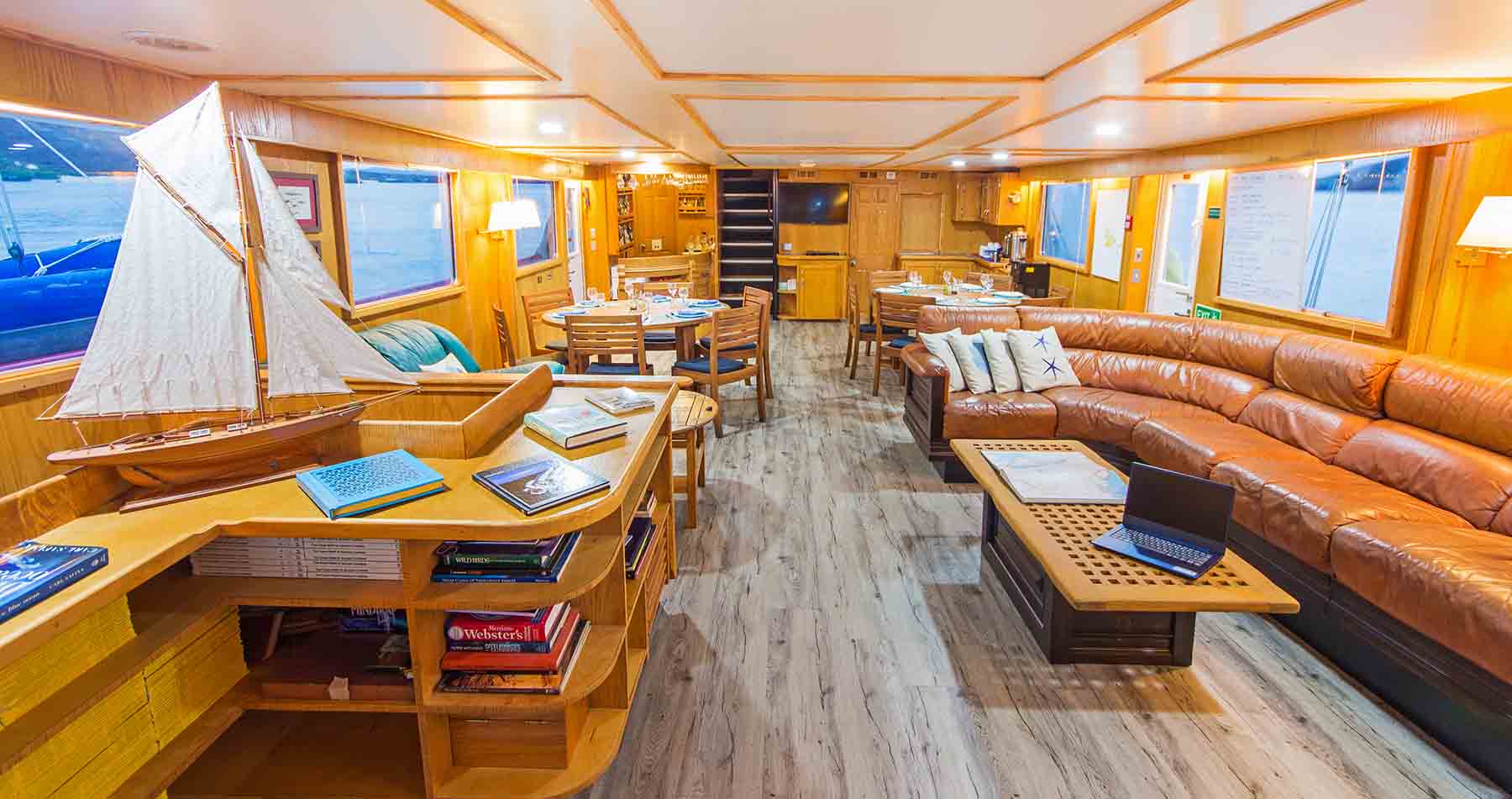 Dining Living Room | Cachalote Explorer Yacht