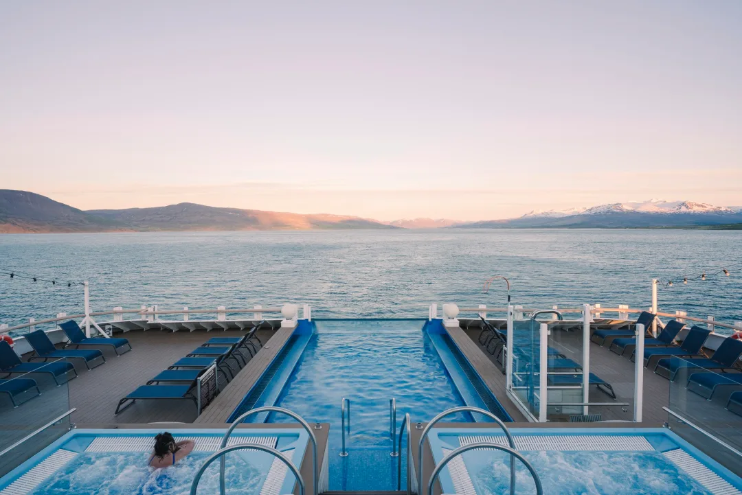 Hot tubs | Infinity Pool | MS Roald Amundsen