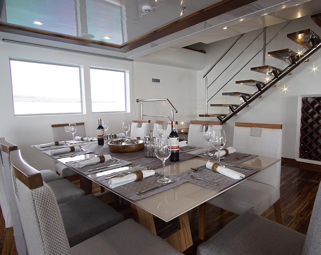Dining area | Infinity Yacht