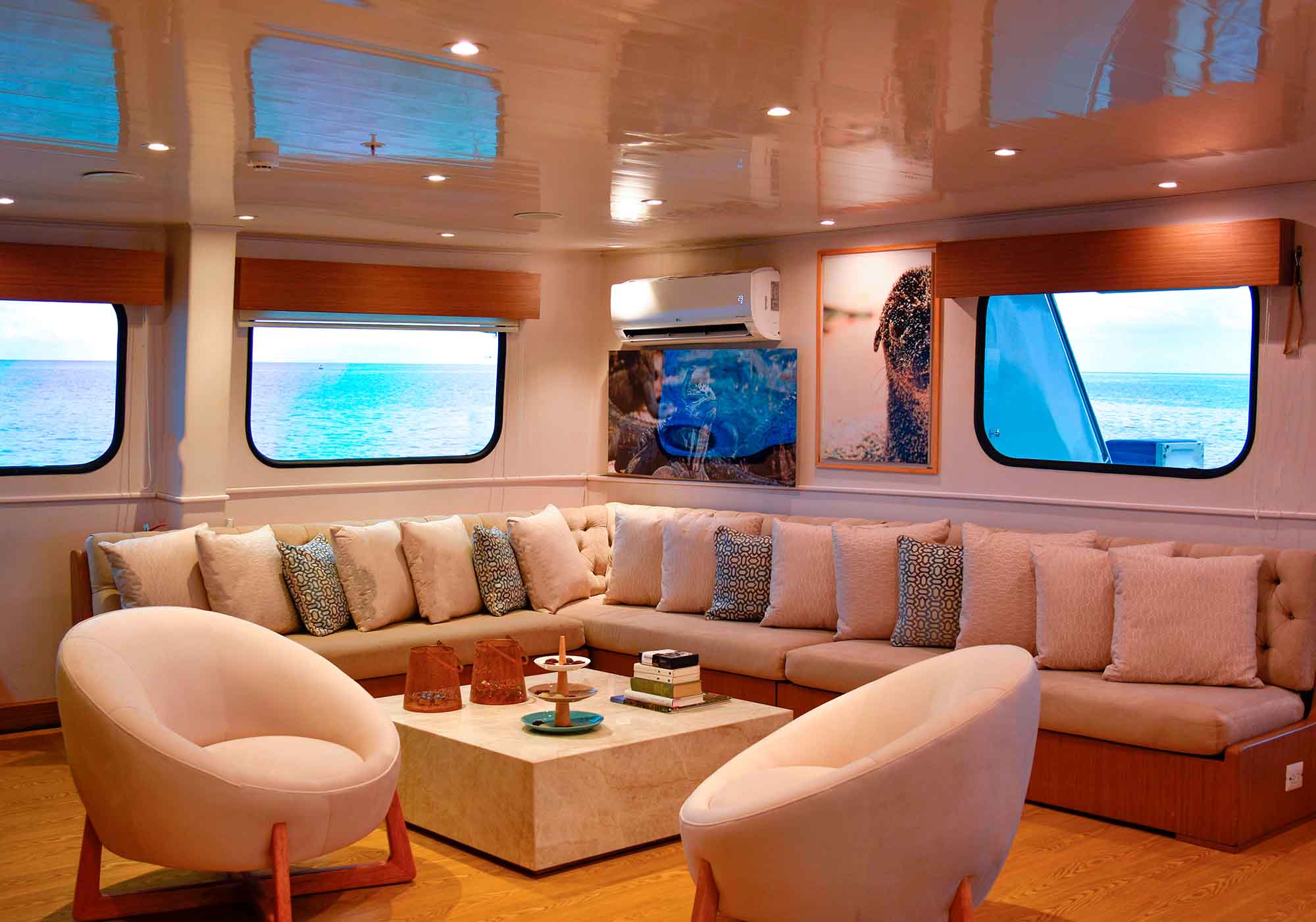 Lounge area | Galapagos Seaman Journey Catamaran