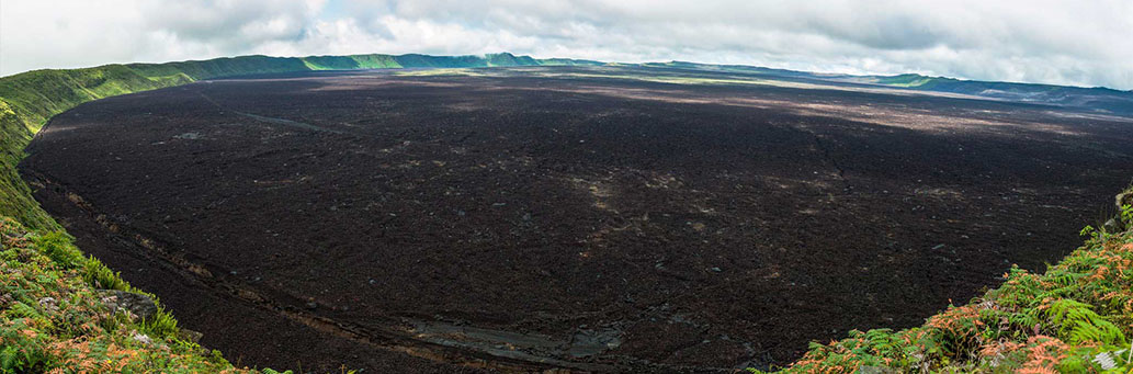  Treking and Hiking | Sierra Negra, the Second Largest Crater in the World!