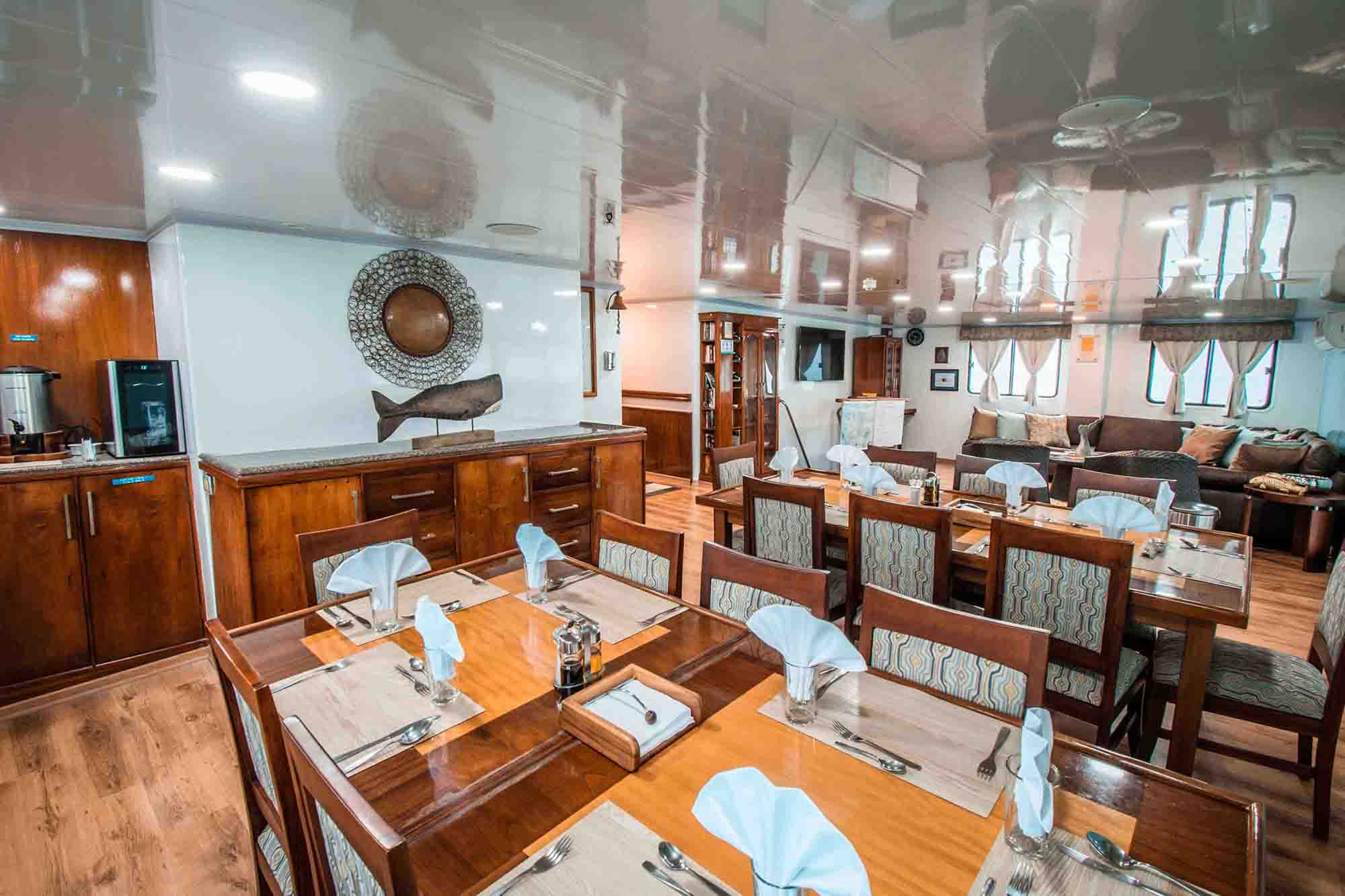 Dining room | Anahi Catamaran