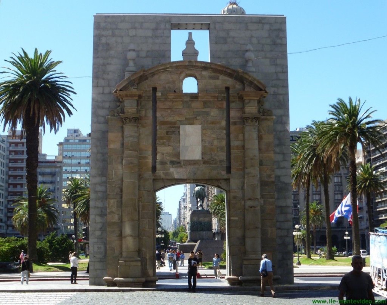 Walk on Montevideo Old City