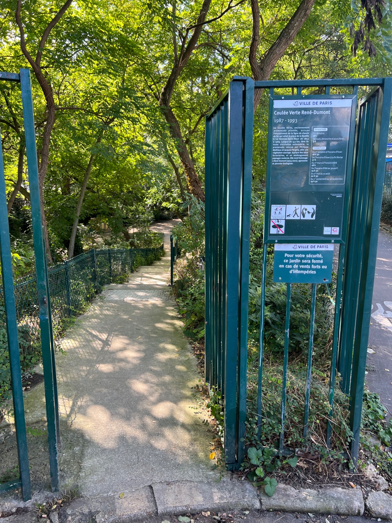 Walking on the Coulée verte