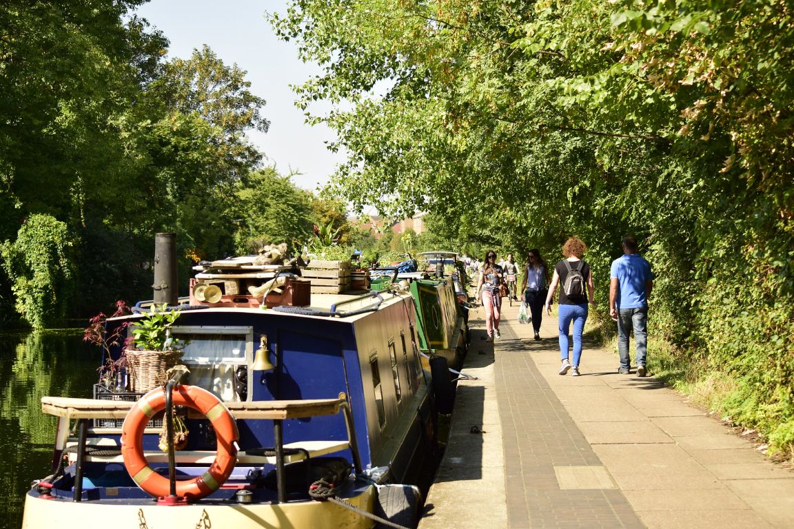 Walk along Regent's Canal