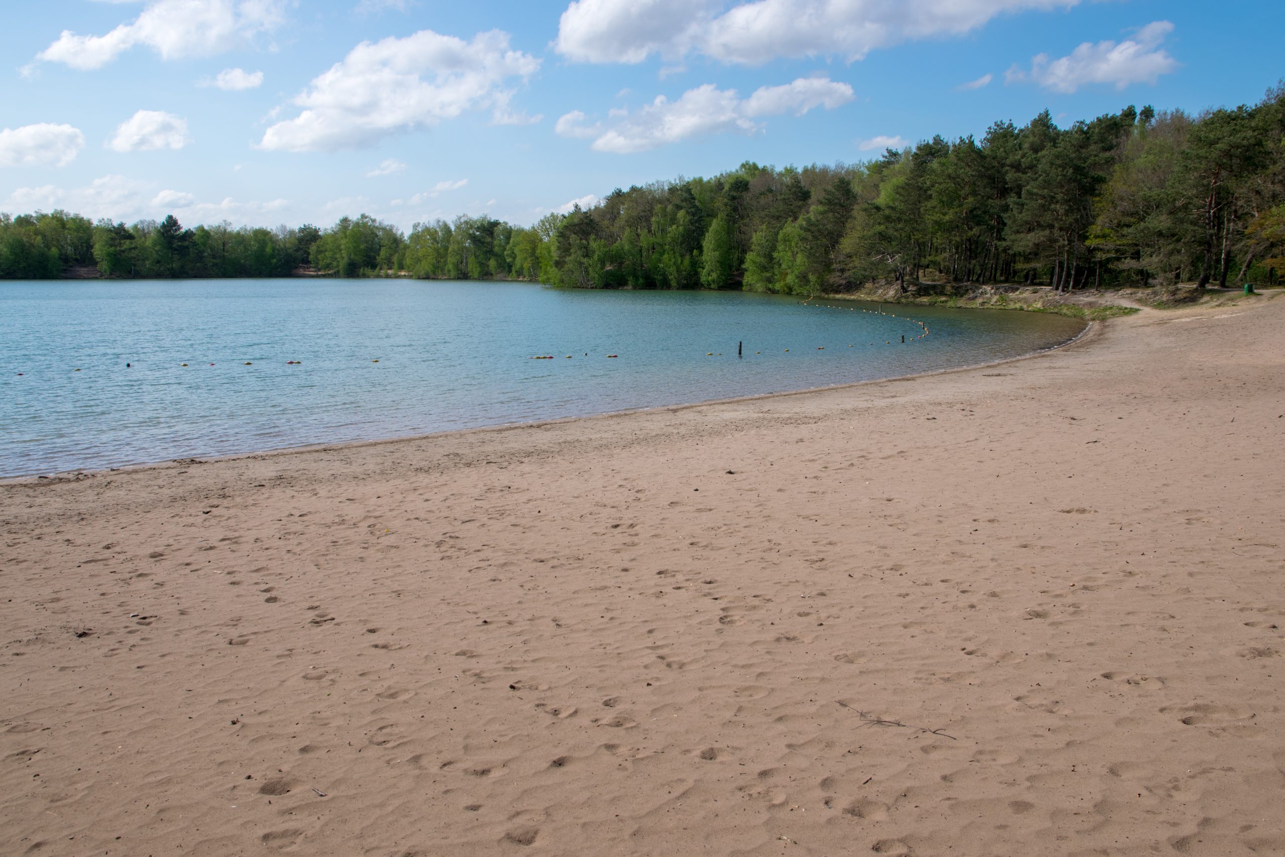 Wandelen bij het blauwe meer in