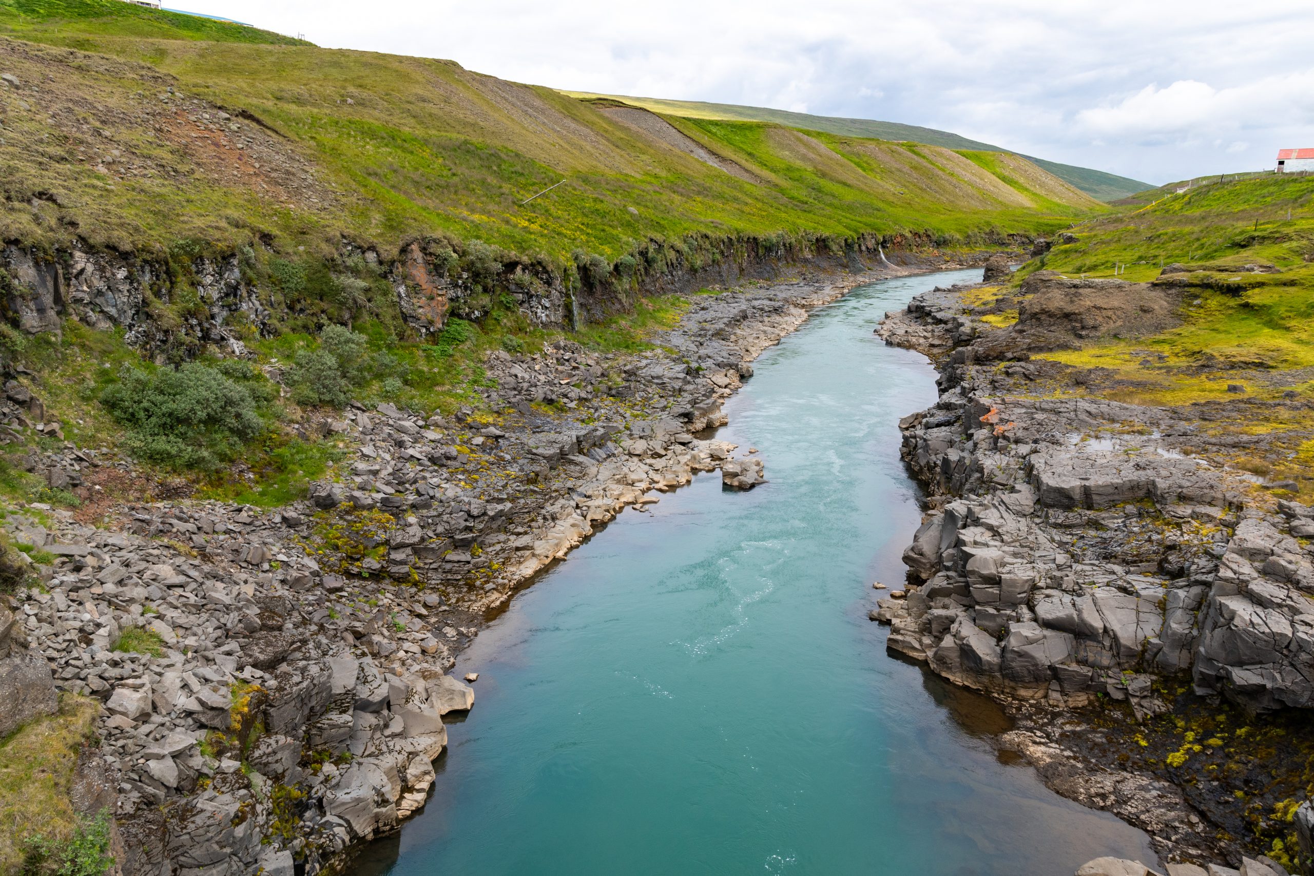 Wandelen naar Stuðlagil Canyon in IJsland