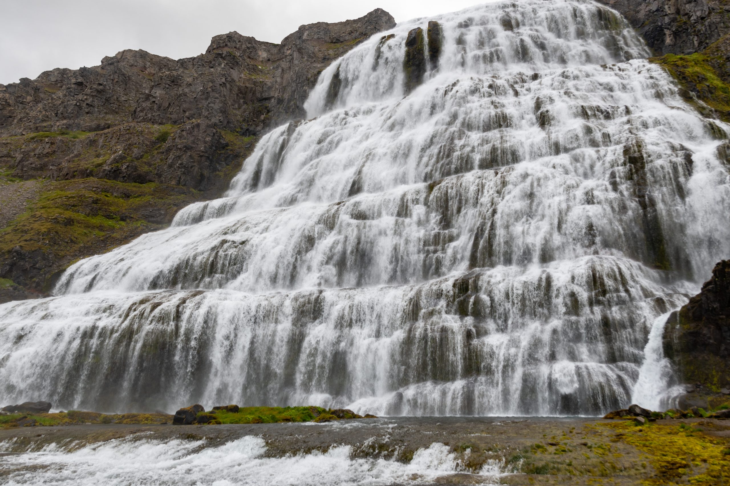 Dynjandi waterval in IJsland westfjorden