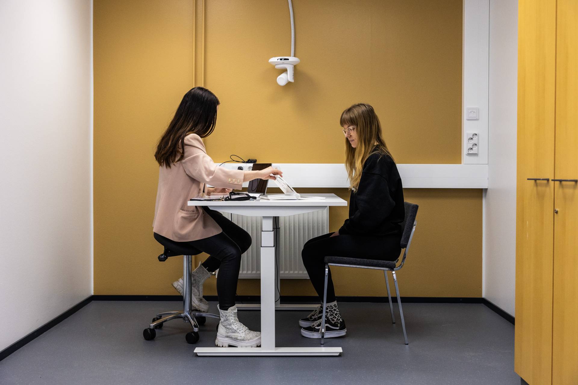 Puheterapeutti ja asiakas pöydän ääressä