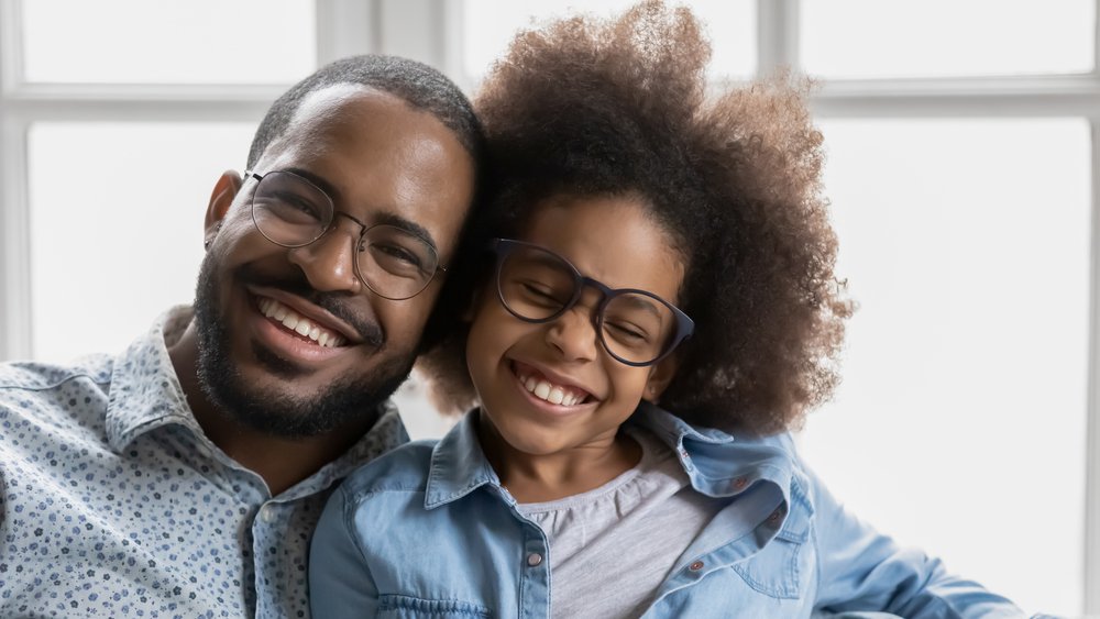 fatherdaughterglasses.jpeg (shutterstock_1687124806.webp)